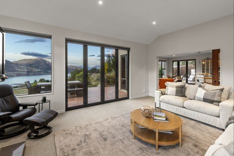 Photo of property in 17 Milward Place, Kelvin Heights, Queenstown, 9300