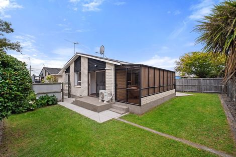 Photo of property in 2/32 Prestons Road, Redwood, Christchurch, 8051