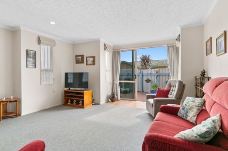 Photo of property in 12 Guildford Street, Levin, 5510