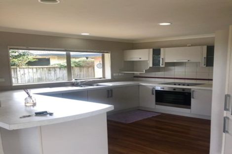 Photo of property in 17 Balmerino Grove, Waikanae, 5036