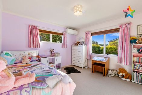 Photo of property in 8 Bennett Grove, Newlands, Wellington, 6037