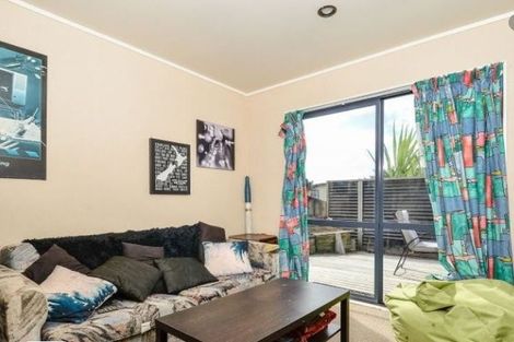 Photo of property in 81 Pupuke Road, Northcote, Auckland, 0627
