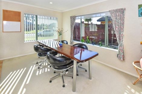 Photo of property in 33 Sandwick Drive, Weymouth, Auckland, 2103