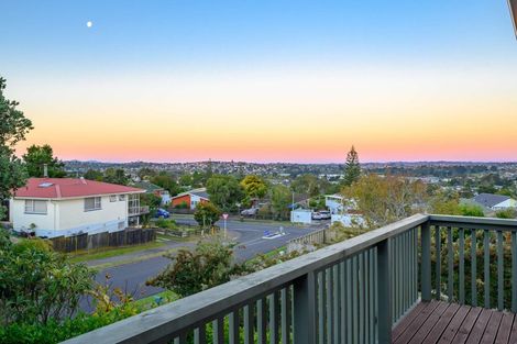Photo of property in 19 Downsview Road, Pakuranga Heights, Auckland, 2010