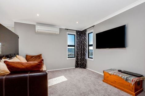 Photo of property in 15 Glenorchy Way, Aotea, Porirua, 5024