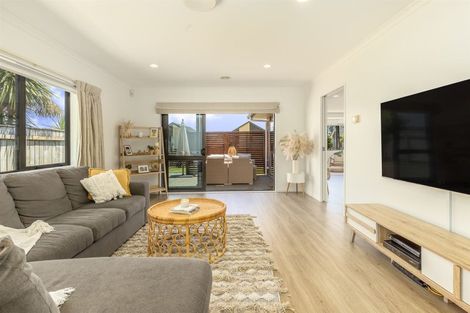 Photo of property in 22 Bluewater Place, Paraparaumu, 5032