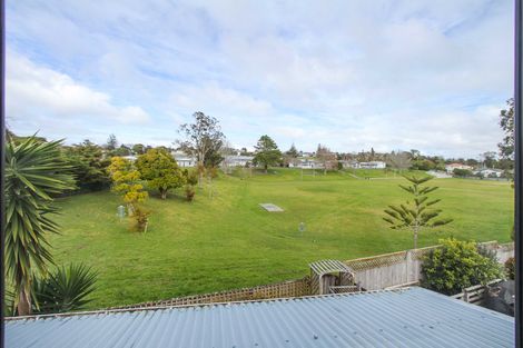 Photo of property in 2/28 Fairdale Place, Birkdale, Auckland, 0626