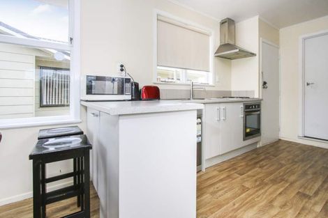 Photo of property in 37 Tarata Crescent, Mangere Bridge, Auckland, 2022