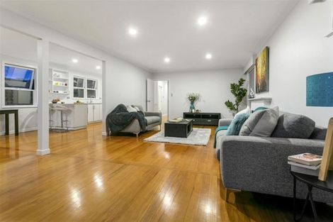 Photo of property in 28 Peter Terrace, Castor Bay, Auckland, 0620