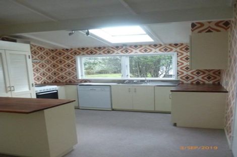Photo of property in 16 Grimshaw Place, Henderson, Auckland, 0612
