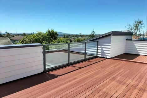 Photo of property in 45a Forrest Hill Road, Milford, Auckland, 0620