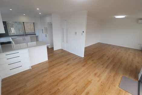 Photo of property in 2/177 Forrest Hill Road, Forrest Hill, Auckland, 0620