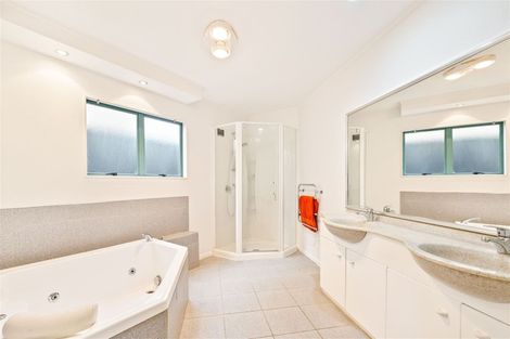 Photo of property in 122 Beach Road, Te Atatu Peninsula, Auckland, 0610