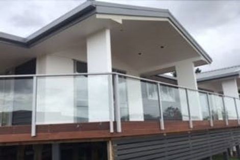 Photo of property in 32 Roxborough Place, East Tamaki Heights, Auckland, 2016