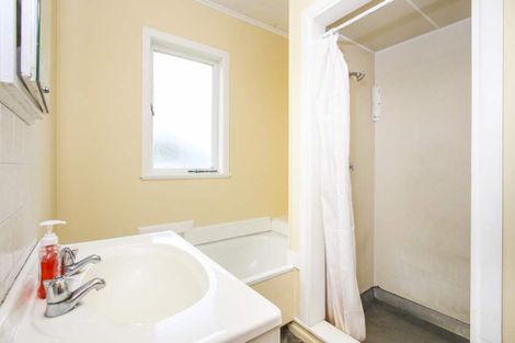 Photo of property in 37 Tarata Crescent, Mangere Bridge, Auckland, 2022