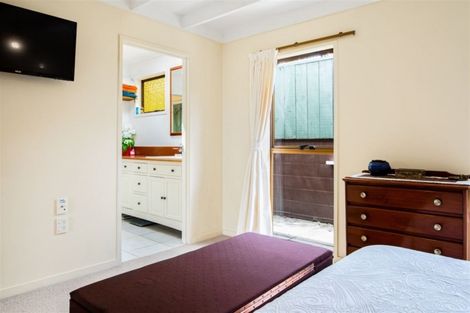 Photo of property in 2 Cezanne Place, New Lynn, Auckland, 0600