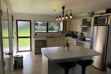 Photo of property in 2 Millen Place, Clarks Beach, 2122