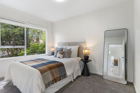 Photo of property in 2/218 East Coast Road, Forrest Hill, Auckland, 0620