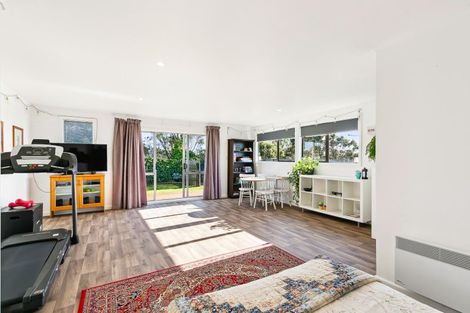 Photo of property in 9 Balmain Street, Newlands, Wellington, 6037