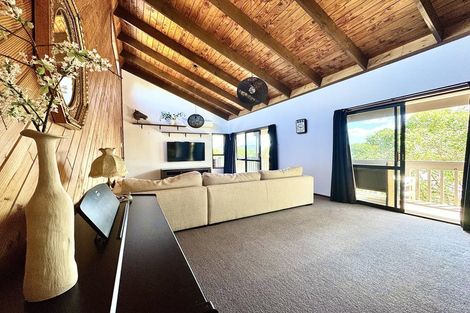 Photo of property in 17 Sungrove Rise, Sunnyvale, Auckland, 0612