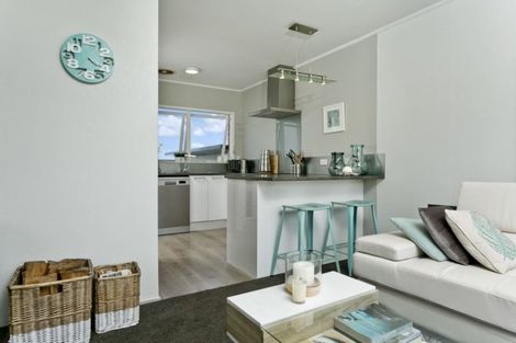 Photo of property in 2/50 Cheval Drive, Totara Vale, Auckland, 0629