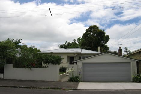 Photo of property in 2 Manor Place, Point Chevalier, Auckland, 1022