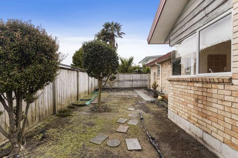 Photo of property in 19c Beach Road, Te Atatu Peninsula, Auckland, 0610