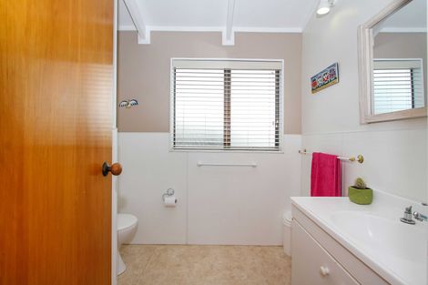 Photo of property in 2/28 Fairdale Place, Birkdale, Auckland, 0626