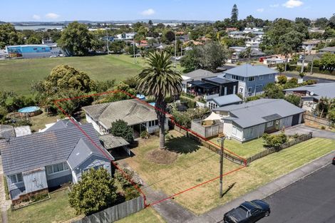 Photo of property in 17 Woodward Avenue, Mangere Bridge, Auckland, 2022