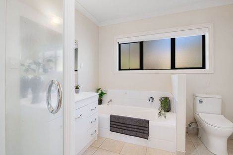 Photo of property in 19 Black Teal Close, Unsworth Heights, Auckland, 0632
