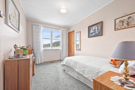 Photo of property in 37 Dalton Grove, Stokes Valley, Lower Hutt, 5019