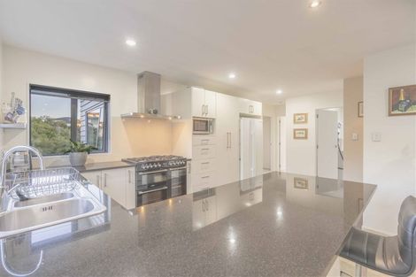 Photo of property in 13 Bintulu Place, Fairview Heights, Auckland, 0632