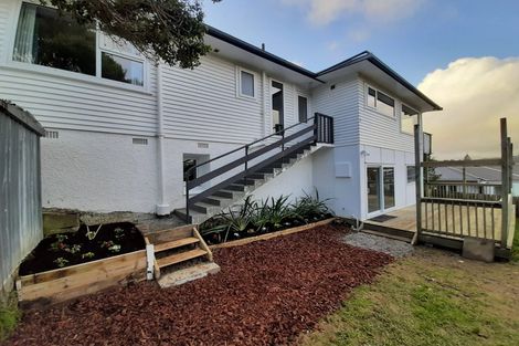 Photo of property in 6 Blandford Way, Newlands, Wellington, 6037