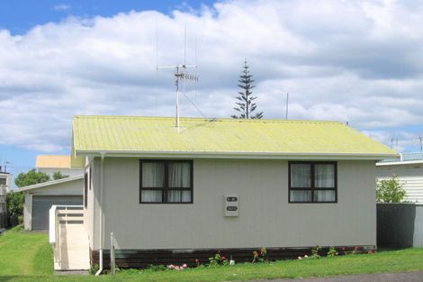 Photo of property in 4 Wallnutt Avenue, Waihi Beach, 3611