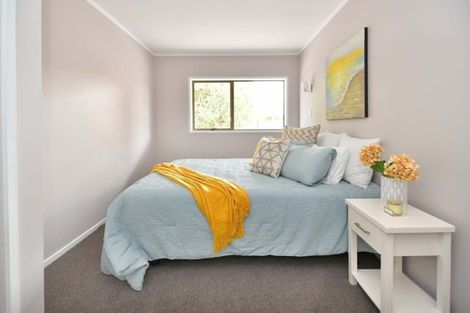 Photo of property in 2/18 Wernham Place, Northcote, Auckland, 0626