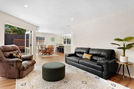 Photo of property in 1/64 Hogans Road, Glenfield, Auckland, 0629
