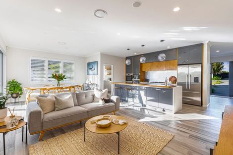 Photo of property in 14 Gilbransen Road, Kumeu, 0810