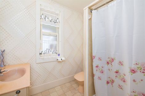 Photo of property in 114 Aikmans Road, Merivale, Christchurch, 8014