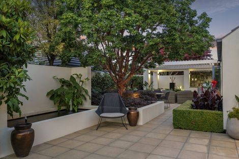 Photo of property in 37 Thornycroft Street, Fendalton, Christchurch, 8052