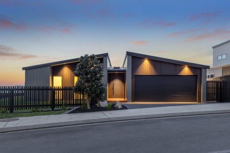 Photo of property in 6 Okupe Grove, Aotea, Porirua, 5024