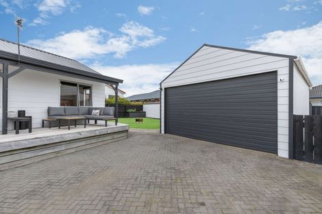 Photo of property in 22 Edgewater Parade, Waiuku, 2123