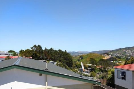 Photo of property in 9a Chetwode Grove, Newlands, Wellington, 6037