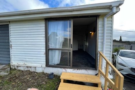 Photo of property in 1/22 Cliff View Drive, Green Bay, Auckland, 0604
