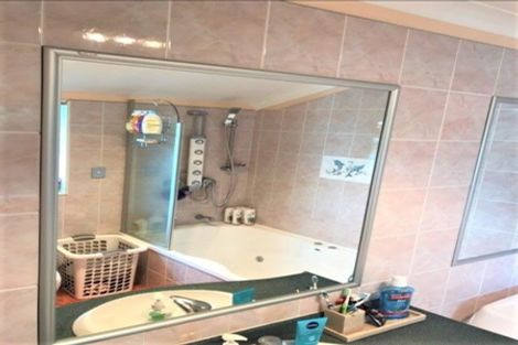 Photo of property in 68 Flanshaw Road, Te Atatu South, Auckland, 0610