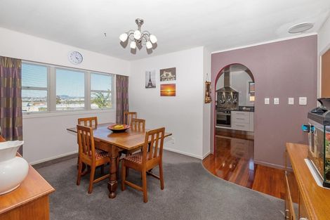 Photo of property in 6 Fowey Avenue, Te Atatu South, Auckland, 0610