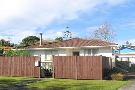 Photo of property in 2 Albemarle Place, Massey, Auckland, 0614