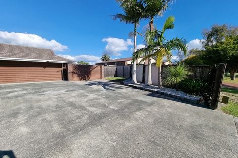 Photo of property in 2 Framalda Place, Conifer Grove, Takanini, 2112