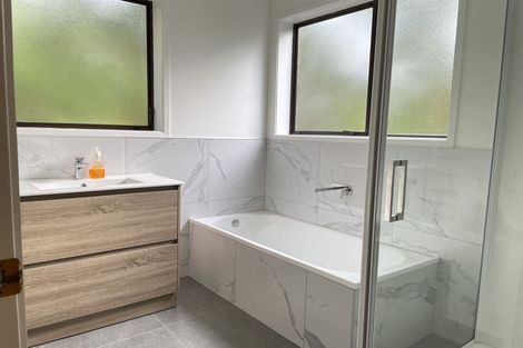 Photo of property in 2/84a Avonleigh Road, Green Bay, Auckland, 0604