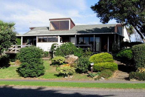 Photo of property in 2 Ara Kuaka, Waikanae Beach, Waikanae, 5036