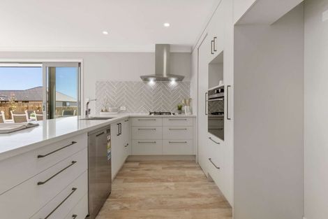 Photo of property in 18 Sam Heywood Place, Pyes Pa, Tauranga, 3112